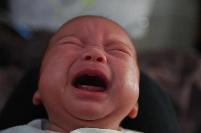 anak menangis malam hari, penyebab bayi menangis malam, cara mengatasi bayi menangis malam, Bunda, si Kecil